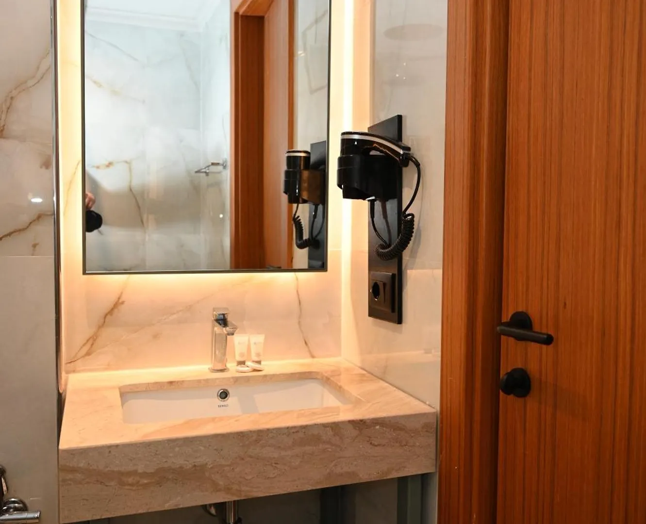 **** Hotel Adria Palace Shkallnur Albania